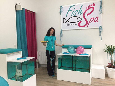 Fish Spa Köln - Inhaberin Marina mit ihren fleißigen kleinen Mitarbeitern: den Knabberfischen im Marina Knabberfisch-Spa in der Innenstadt Köln. 